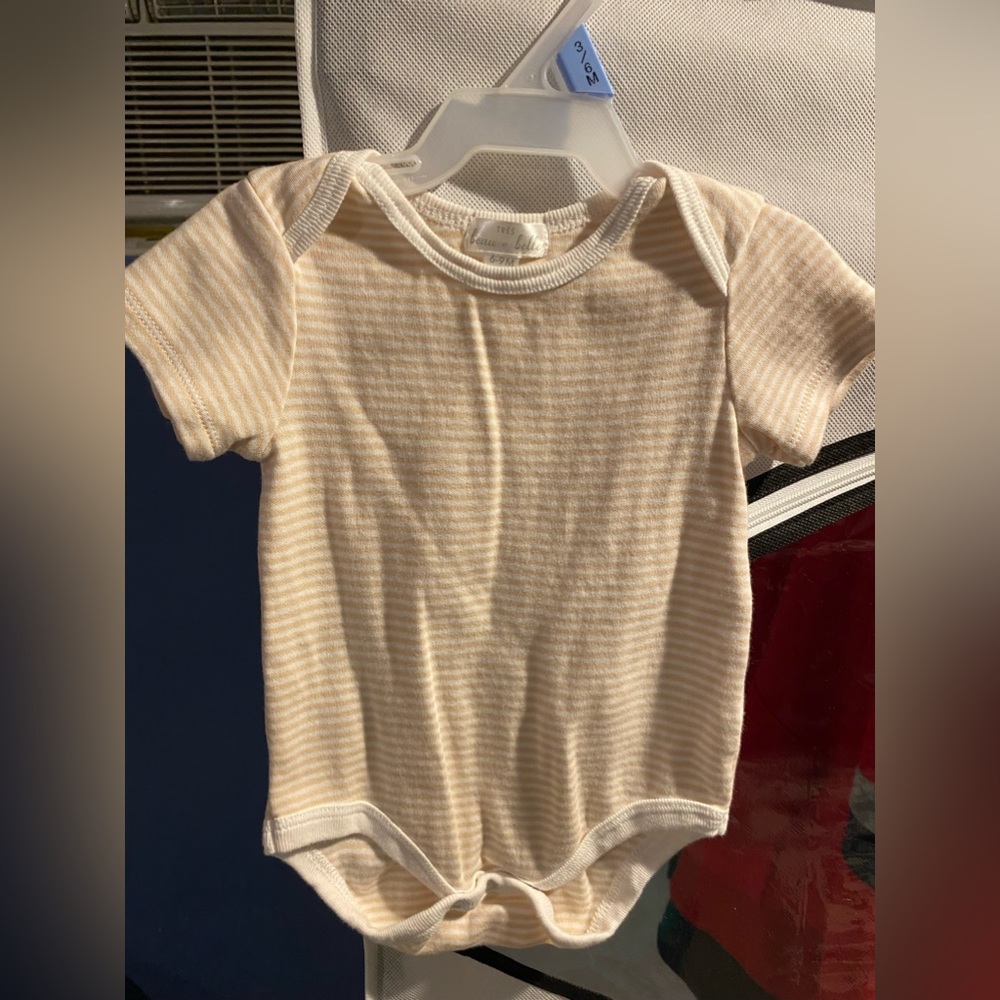 Tres Beau et Belle Infant Girls Stripe Bodysuit, NWOT, size 6-9 months.